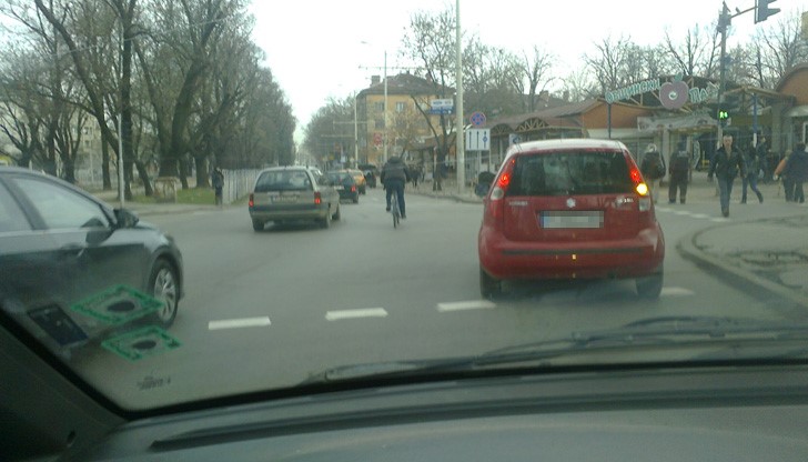 Човекът си кара колелото и хич не му дреме