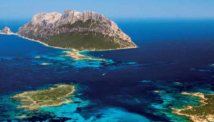 Островът е с дължина 5 км, осеян е със стръмни скали и няма пътища и хотели.