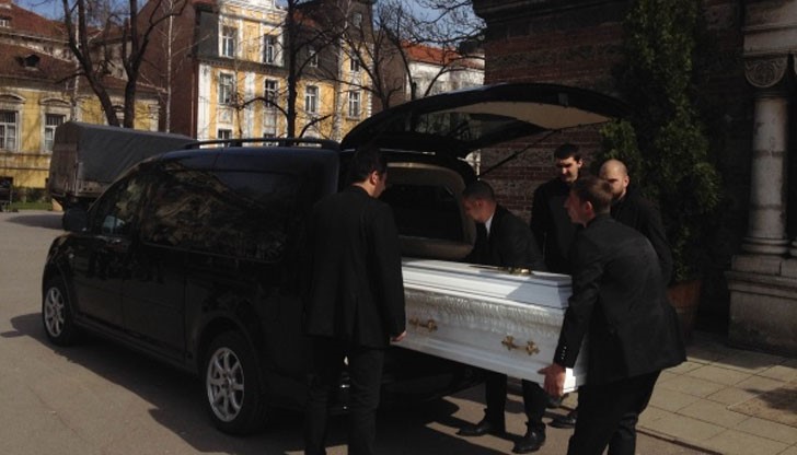 Хората се сбогуват с наведени глави