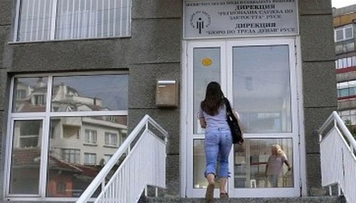 За всички работни места трудовите договори са срочни, освен ако изрично не е уточнено, че договорът е безсрочен За всички работни места трудовите договори са срочни, освен ако изрично не е уточнено, че договорът е безсрочен