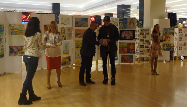 Общият брой на творбите, регистрирани за участие в конкурса е бил 301, от които 230 рисунки и 71 снимки