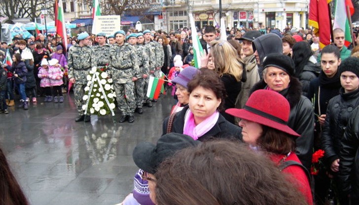 В чест на светлата дата ще бъде строена Почетна рота от Русенския гарнизон, а празнични маршове ще свири Общинският духов оркестър /снимката е илюстративна/ В чест на светлата дата ще бъде строена Почетна рота от Русенския гарнизон, а празнични маршове ще свири Общинският духов оркестър /снимката е илюстративна/