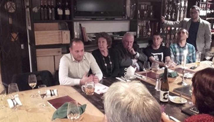 В България се води война между Борисов и Цветанов, коментира още Радан на бира във Виена