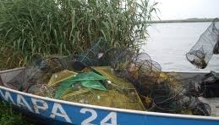 Иззети са рибарска лодка, две гребла и две мрежи с обща дължина 320 м