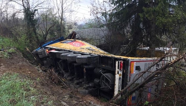 Три камиона и една кола са били намачкани в сряда сутринта във Велико Търново при зверска катастрофа