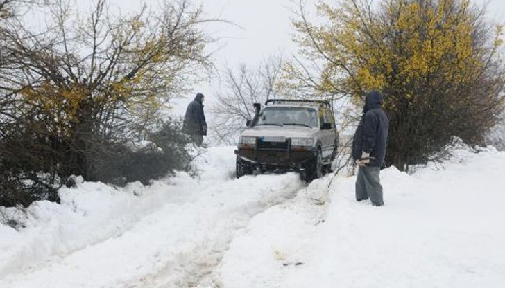 Обилен снеговалеж в Родопите затруднява движението на автомобили