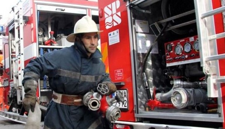 Светкавичната и компетентна намеса на огнеборците предотврати подпалването на къщи и електрическо табло