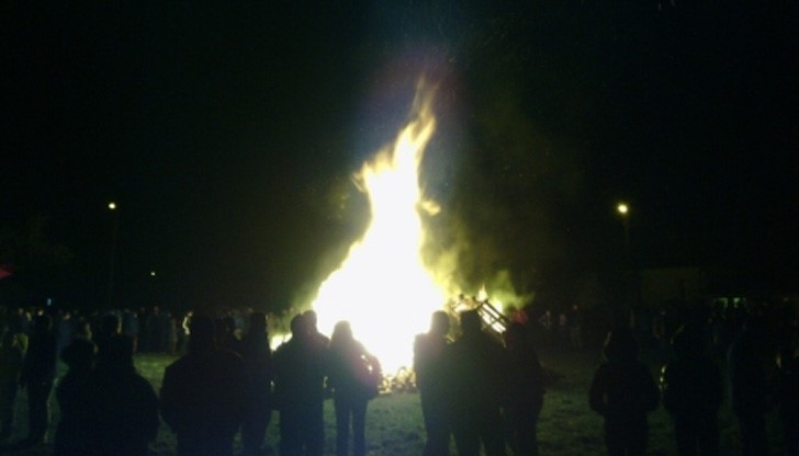 Около огъня, в който, според народните вярвания, изгарят злите сили, се събраха десетки жители и гости на града Около огъня, в който, според народните вярвания, изгарят злите сили, се събраха десетки жители и гости на града