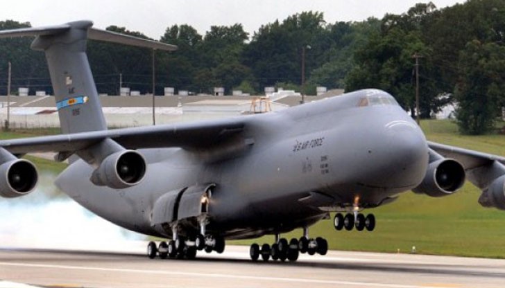 Чакат Борисов да среже лентата на новата писта Чакат Борисов да среже лентата на новата писта