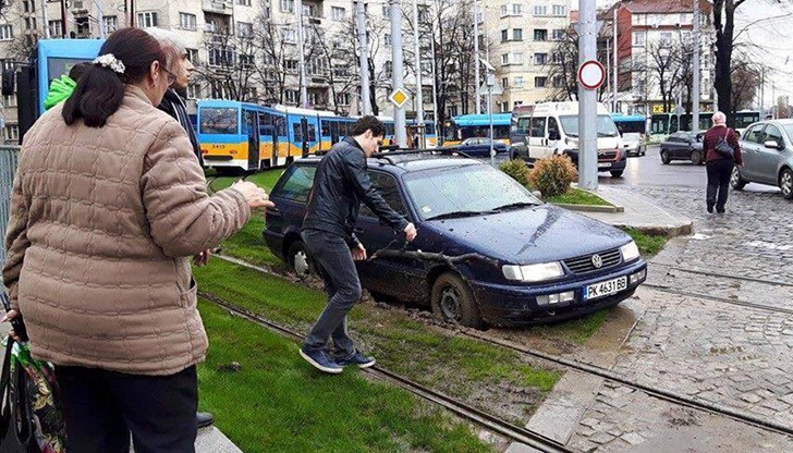 "Фолксваген Пасат" с пернишка регистрация "заора" и заседна в тревата на Руски паметник