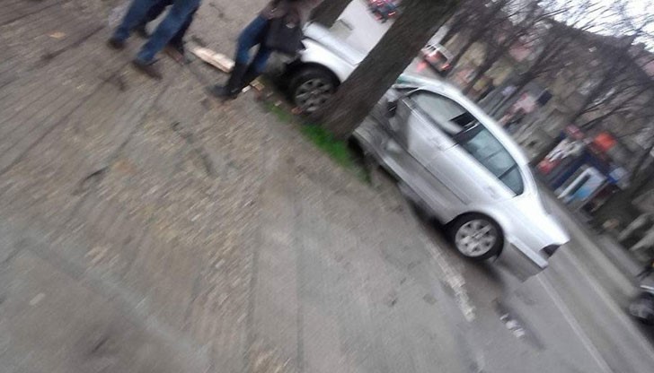 В 07:27 часа е постъпил сигнал за лек автомобил "БМВ", управляван от 20-годишен