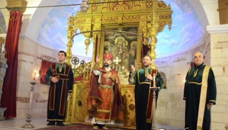 Русенци, изповядващи католическото и арменското апостолическо вероизповедание, посрещнаха тази нощ Възкресението на Спасителя
