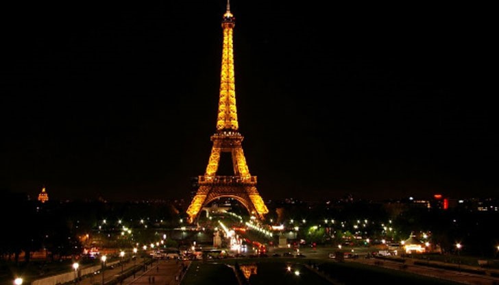 Айфеловата кула ще светне в цветовете на белгийското знаме в памет на "жертвите, техните близки и целия белгийски народ Айфеловата кула ще светне в цветовете на белгийското знаме в памет на "жертвите, техните близки и целия белгийски народ