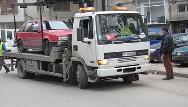 Общинският "паяк" прибира неправилно паркираните автомобили срещу 40 лева Общинският "паяк" прибира неправилно паркираните автомобили срещу 40 лева