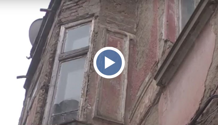 Падна мазилка от сграда-паметник на културата по улица "Александровска" в Русе