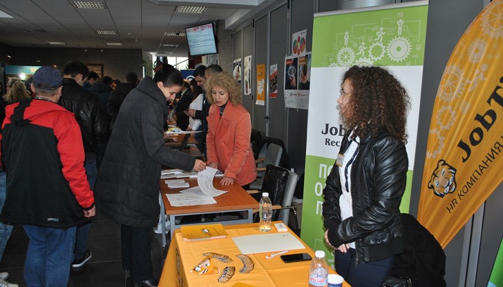 36 фирми от различни браншове се представят със свои щандове и предлагат стажове и работа на специалисти