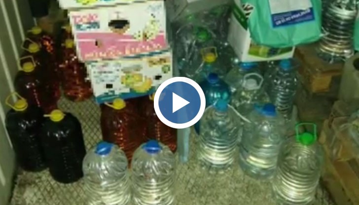 Митничарите от Пловдив си уговорили среща с продавачите на нелегалната ракия по интернет