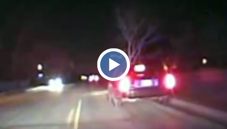 Пияна шофьорка изскубнала дърво и продължила да шофира заедно с него