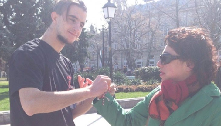 Всяка една мартеница бе закачена върху картичка, напомняща за 3-ти март