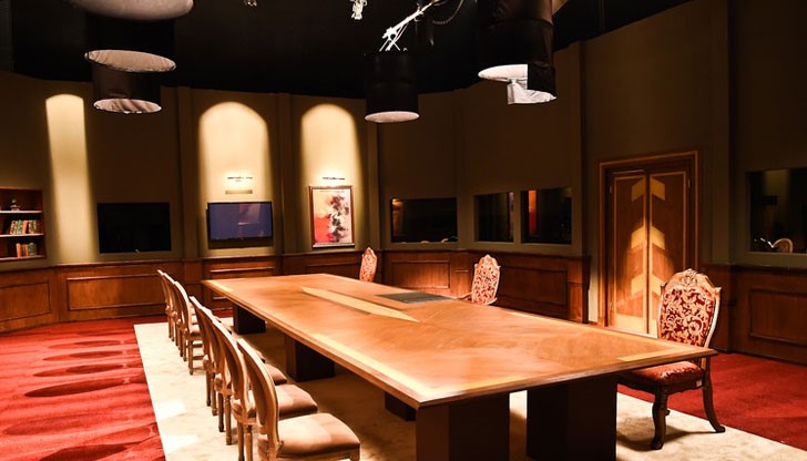 Всички ще се борят за одобрението на големия бос!