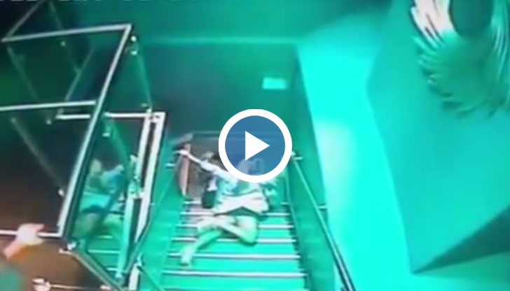 Момичето се подхлъзва, но пада с финес като лебед