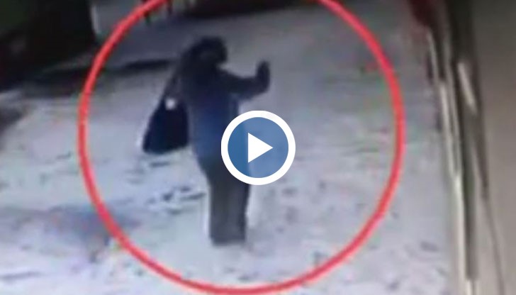 Мотриса влачила жена, паднала между вагоните