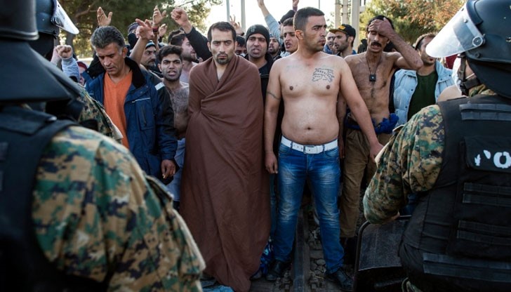 Голям брой мигранти вече са се събрали в гръцкото село Идомени до границата с Македония Голям брой мигранти вече са се събрали в гръцкото село Идомени до границата с Македония