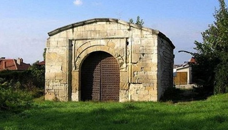 Старата градска порта от края на 18 в. е единствената запазена от общо пет по някогашната крепостна стена на Русчук