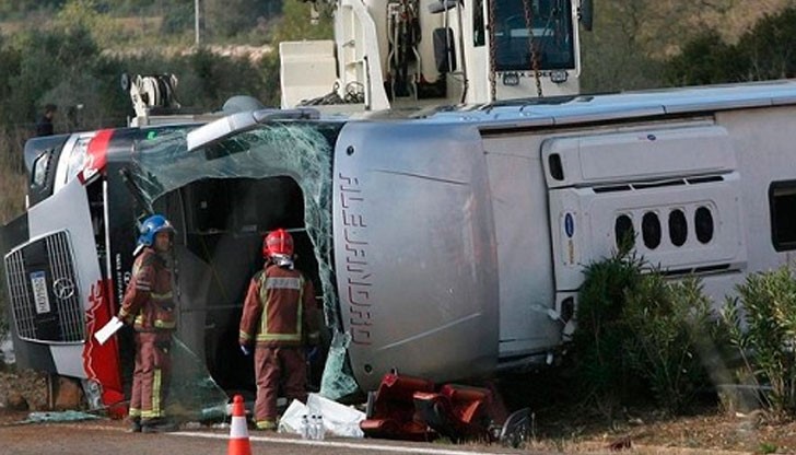 В автобуса, който се преобърна тази сутрин на магистрала, са пътували общо 56 студенти от различни националности