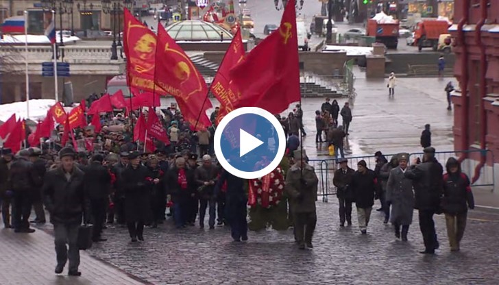 Стотици преминаха по улиците на Москва, носейки портрети на Сталин