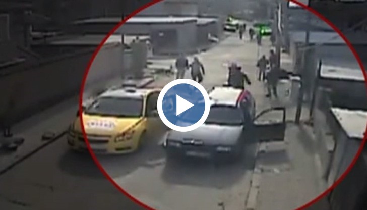 Бях душен, боляха ме краката. Няколко души ме биха, не един, оплаква се мъжът