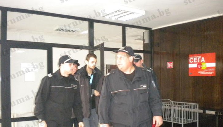 Припомняме, че младото момиче бе прегазено на 8-ми март на ул. „Глазне” в Банско, докато купува цветя за майка си Припомняме, че младото момиче бе прегазено на 8-ми март на ул. „Глазне” в Банско, докато купува цветя за майка си