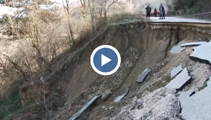 На косъм от трагедия се разминават три семейства, чийто къщи свлачището затрупало