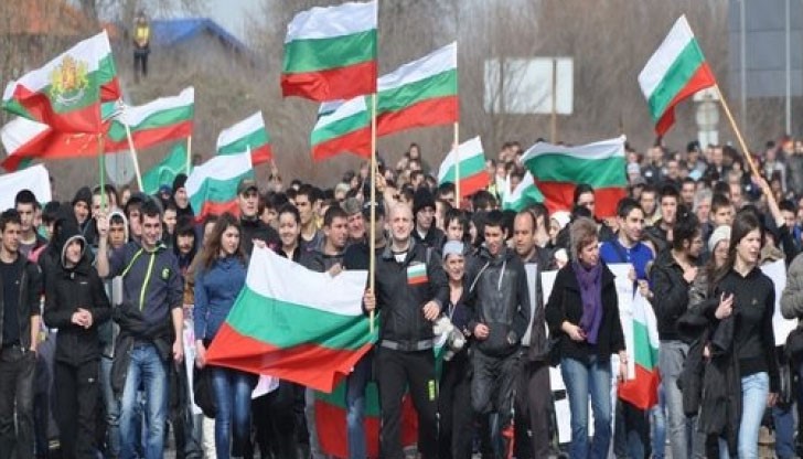 Ние сме беден град. Ако дойдат, ще започнат да тъпчат по нивите и градините. Кражби, изнасилване, убийства. Ние сме беден град. Ако дойдат, ще започнат да тъпчат по нивите и градините. Кражби, изнасилване, убийства.