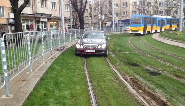 Автомобил на Министерството на външните работи е нагазил в т.нар. зелени релси Автомобил на Министерството на външните работи е нагазил в т.нар. зелени релси