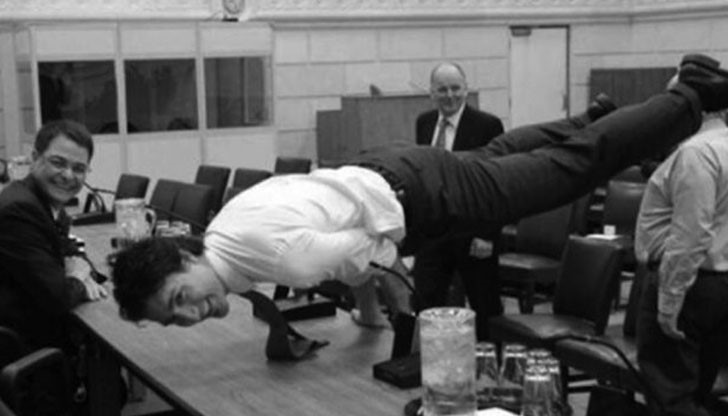 Трюдо е заел поза "паун" от йогата, позната още като "маюрасана"