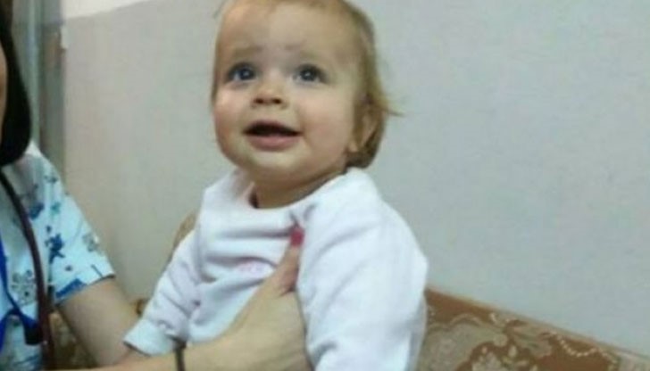 Момиченцето, което със съдбата си трогна цяла България и много семейства поискаха да приберат и да отгледат, вече носи фамилията на баща си Момиченцето, което със съдбата си трогна цяла България и много семейства поискаха да приберат и да отгледат, вече носи фамилията на баща си