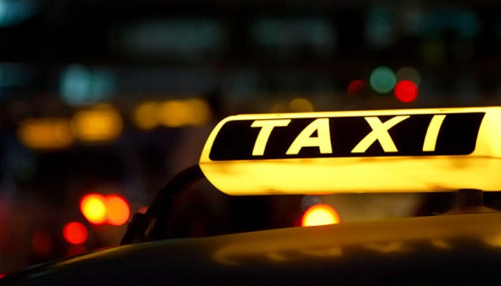 Поради хлъзгавата настилка автомобилът „Дачия Логан” поднесъл и се забил в стълба Поради хлъзгавата настилка автомобилът „Дачия Логан” поднесъл и се забил в стълба