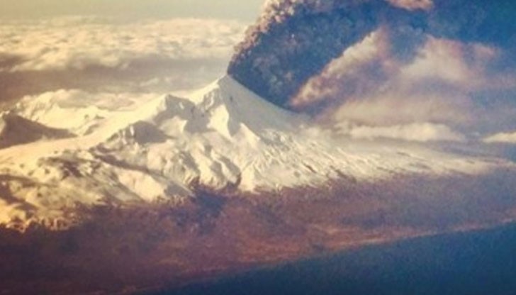 Вулкан на далеч остров в Аляска изгригна изпращайки огромно количество прах на височина от над 6000 метра