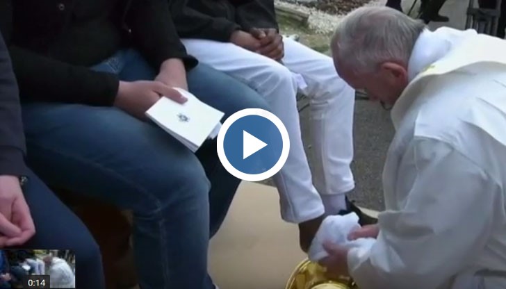 Папа Франциск целуна краката на бежанци в знак на братство