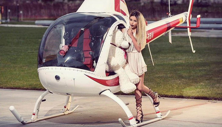 Ексклузивни кадри, на които красавицата се кипри до частен хеликоптер с огромен букет от 101 рози