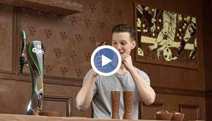 Посетителите на бара пият бира от шоколадови чаши