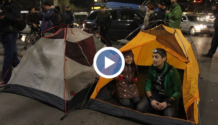 Протестите заради забраненото къмпингуване продължават и тази вечер