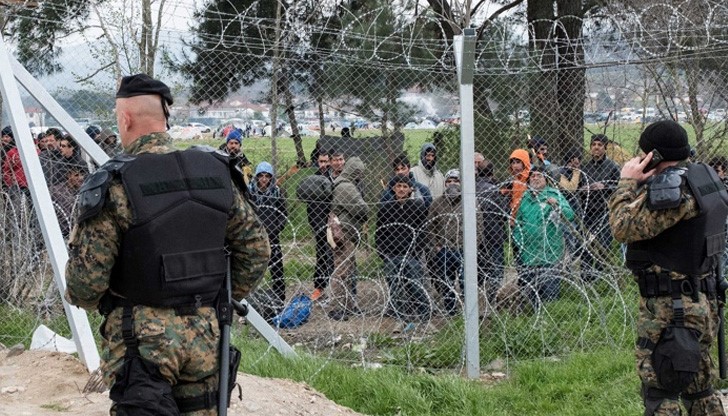 Хора, представящи се за "Доброволци" раздават карти на бежанците и инструкции как да нахлуят в държавата Хора, представящи се за "Доброволци" раздават карти на бежанците и инструкции как да нахлуят в държавата