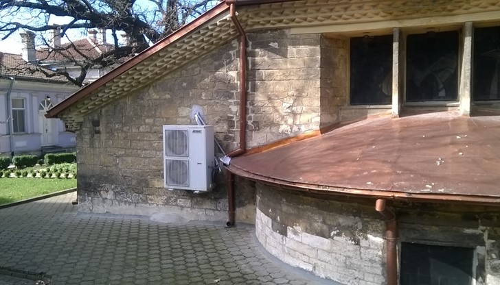 Нацвъкани климатици като петна от червено вино на снежно бяла покривка