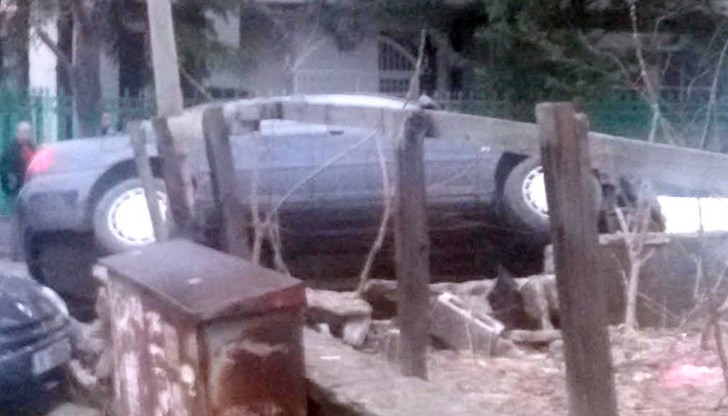 Немското возило се спускало по улицата, когато внезапно „кривнало” и подгонило оградата