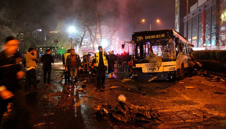Автомобил с експлозиви се взриви в неделя вечерта в центъра на Анкара
