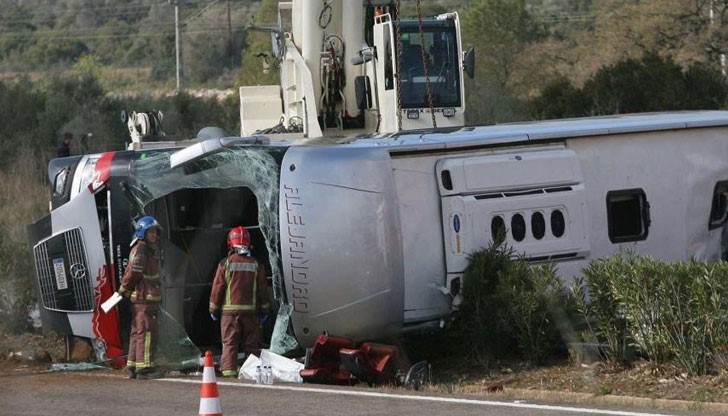 Роксана се намира в болницата. Тя е със счупен лакет и два счупени пръста на едната ръка