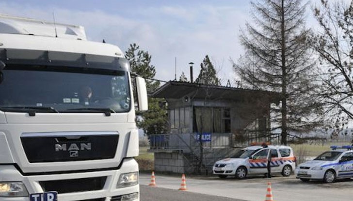 Шофьорът подхвърлил четири банкноти от по 50 евро на полицаите/Снимката е илюстративна Шофьорът подхвърлил четири банкноти от по 50 евро на полицаите/Снимката е илюстративна