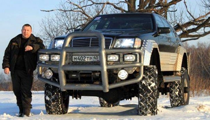 Върху шасито от ГАЗ-66 е монтирано купе от Mercedes-Benz S500 W140